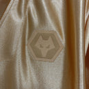 camisa-camiseta-wolverhampton-wolves-debet-sudu-versao-torcedor-masculina-24-25-comemorativa-70-anos-amarela-amarelo-laranja-preta-preto-dourada-dourado_1_9
