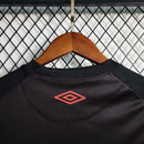 conjunto-infantil-shorts-camisa-camiseta-cap-athletico-paranaense-umbro-esportes-da-sorte-versao-versao-torcedor-23-24-away-fora-ii-secundaria-2-vermelha-preta-vermelho-preto_7