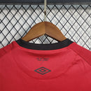 conjunto-infantil-shorts-camisa-camiseta-cap-athletico-paranaense-umbro-esportes-da-sorte-versao-versao-torcedor-23-24-home-casa-i-principal-1-vermelha-preta-vermelho-preto_2
