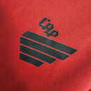 conjunto-infantil-shorts-camisa-camiseta-cap-athletico-paranaense-umbro-esportes-da-sorte-versao-versao-torcedor-23-24-home-casa-i-principal-1-vermelha-preta-vermelho-preto_7