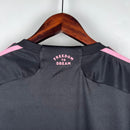 torcedor-inter-miami-messi-ii-away-reserva-fora-internacional-mls-adidas-feminina-xbto-23-24-preta-rosa_6