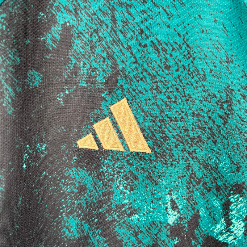 camisa-camiseta-alemanha-selecao-selecao-alema-alema-adidas-versao-versao-torcedor-masculina-23-24-secundaria-ii-2-away-fora-verde-azul-preta-preto-amarela-amarelo_4