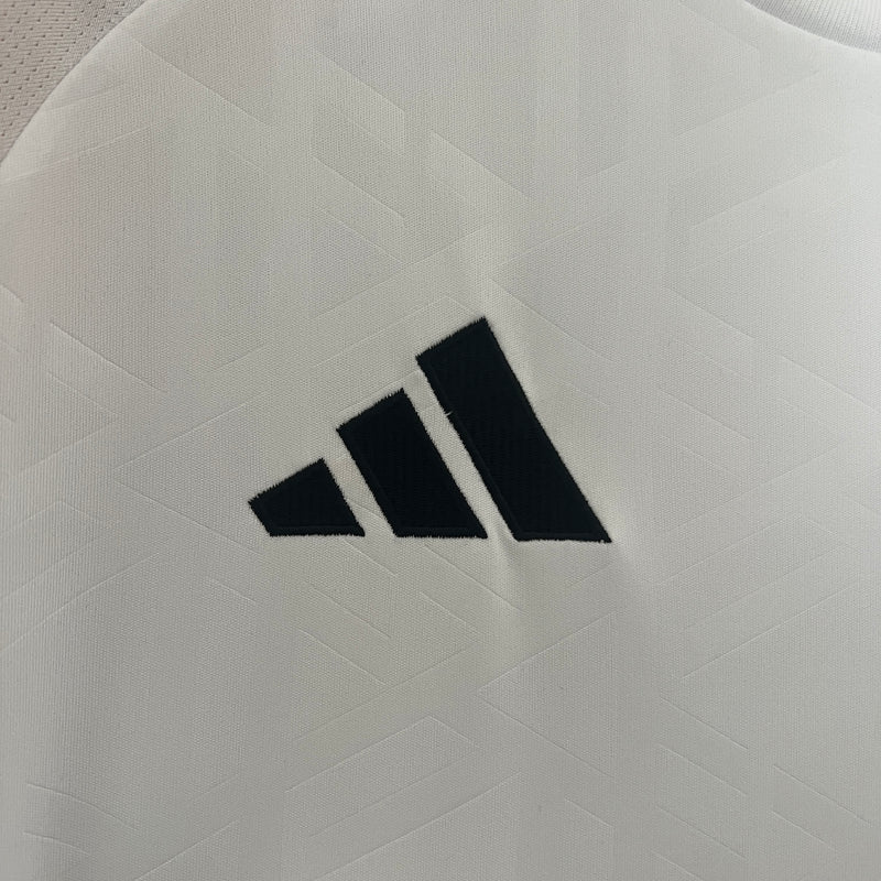 camisa-camiseta-alemanha-selecao-selecao-alema-alema-adidas-versao-versao-torcedor-masculina-24-25-home-casa-i-principal-1-branca-branco-amarela-amarelo-preta-preto-vermelha-vermelho_fe7e6842-3ebc-433a-a4c6-cff1fb36e429