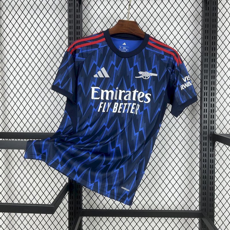 camisa-camiseta-arsenal-adidas-emirates-fly-better-versao-torcedor-masculina-25-26-away-fora-ii-secundaria-2-branca-branco-vermelha-vermelho-azul_1