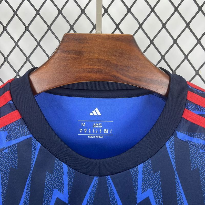 camisa-camiseta-arsenal-adidas-emirates-fly-better-versao-torcedor-masculina-25-26-away-fora-ii-secundaria-2-branca-branco-vermelha-vermelho-azul_3