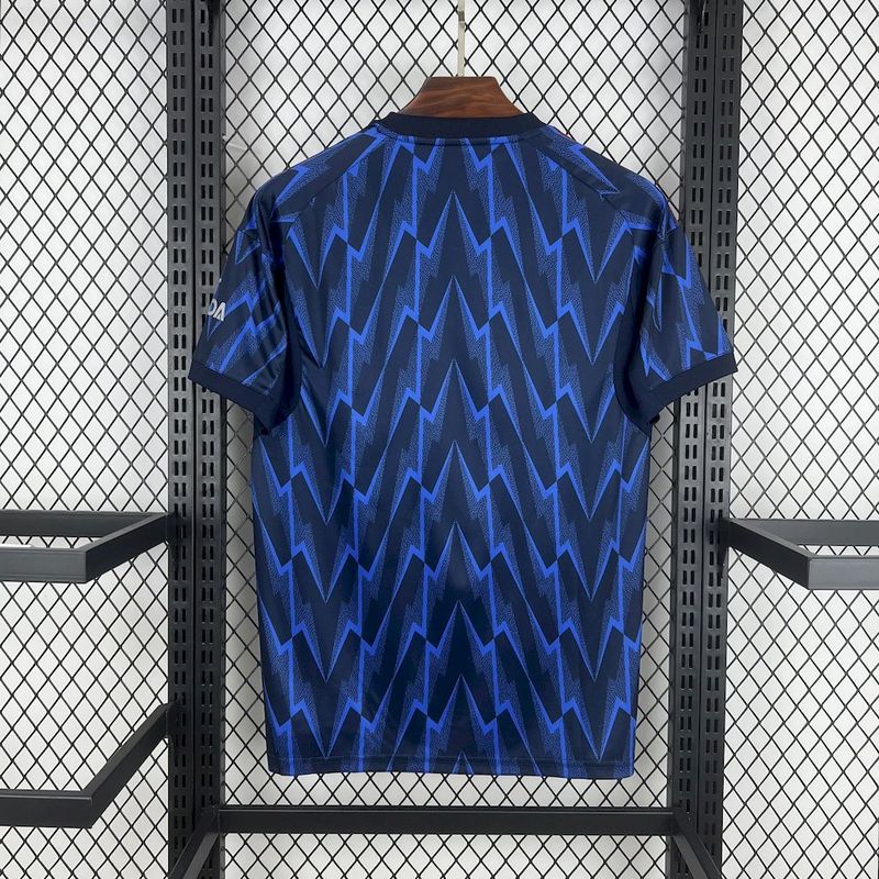 camisa-camiseta-arsenal-adidas-emirates-fly-better-versao-torcedor-masculina-25-26-away-fora-ii-secundaria-2-branca-branco-vermelha-vermelho-azul_4