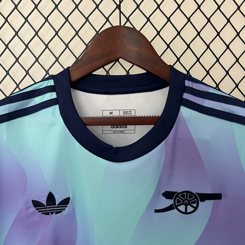 camisa-camiseta-arsenal-adidas-emirates-fly-better-versao-versao-torcedor-masculina-24-25-third-away-fora-iii-terceira-3-roxo-roxa-azul-claro-clara-lilas-lilas_4