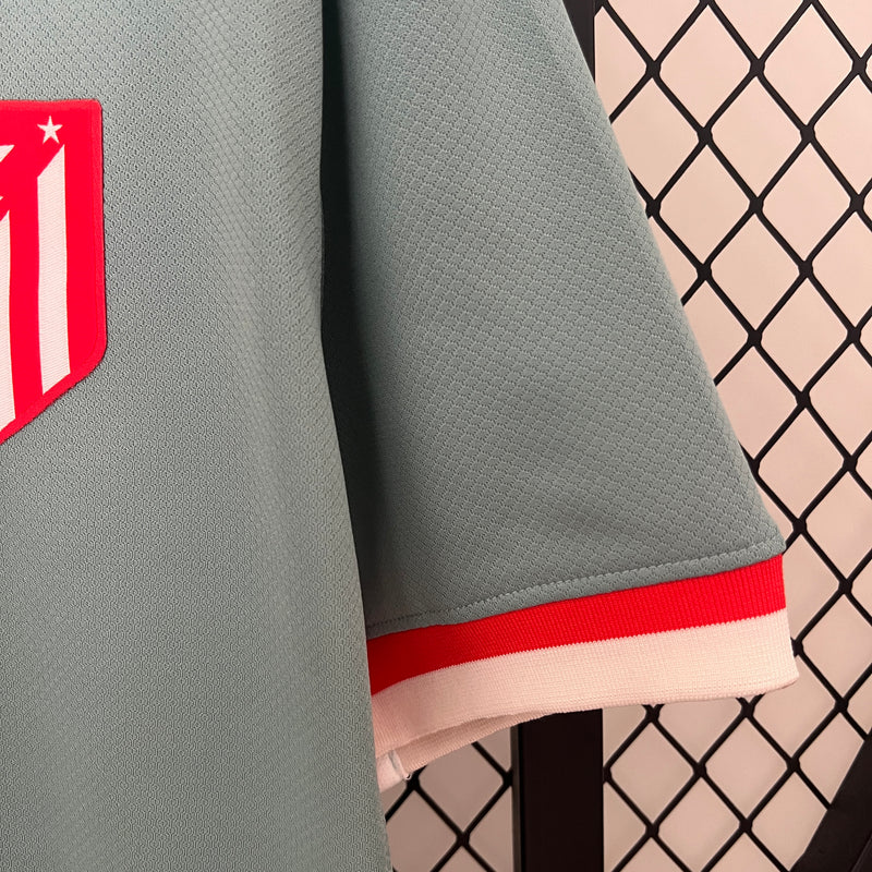 camisa-camiseta-atletico-atletico-de-madrid-nike-riyadh-air-versao-versao-torcedor-masculina-24-25-away-fora-ii-secundaria-2-verde-vermelha-vermelho-branca-branco-antoine-griezmann_3