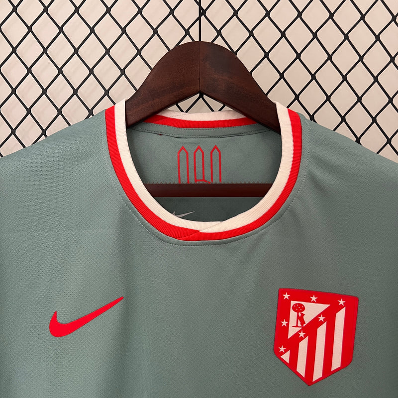 camisa-camiseta-atletico-atletico-de-madrid-nike-riyadh-air-versao-versao-torcedor-masculina-24-25-away-fora-ii-secundaria-2-verde-vermelha-vermelho-branca-branco-antoine-griezmann_8