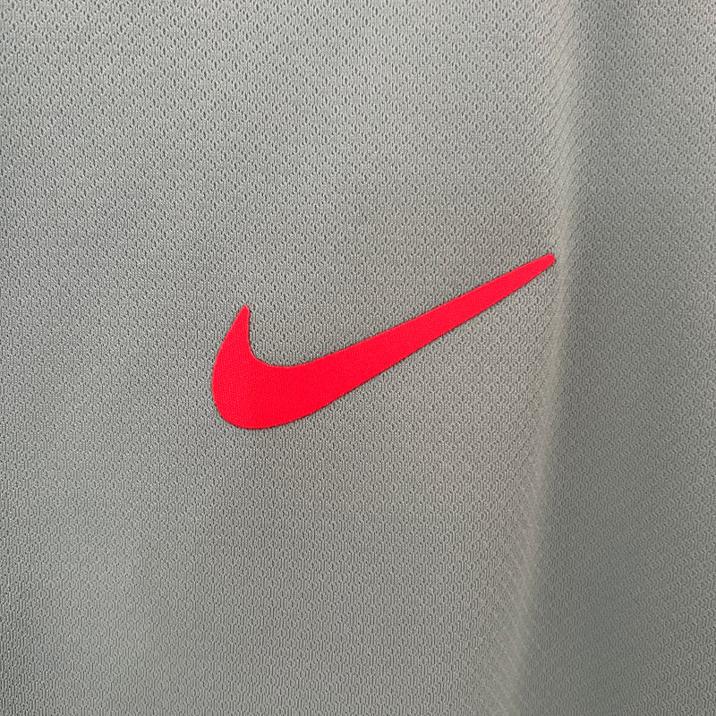 camisa-camiseta-atletico-atletico-de-madrid-nike-riyadh-air-versao-versao-torcedor-masculina-24-25-away-fora-ii-secundaria-2-verde-vermelha-vermelho-branca-branco-antoine-griezmann_9