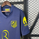 camisa-camiseta-atletico-de-madrid-nike-riyadh-air-versao-torcedor-masculina-25-26-away-fora-ii-secundaria-2-branca-branco-amarela-amarelo-azul-vermelha-vermel_5
