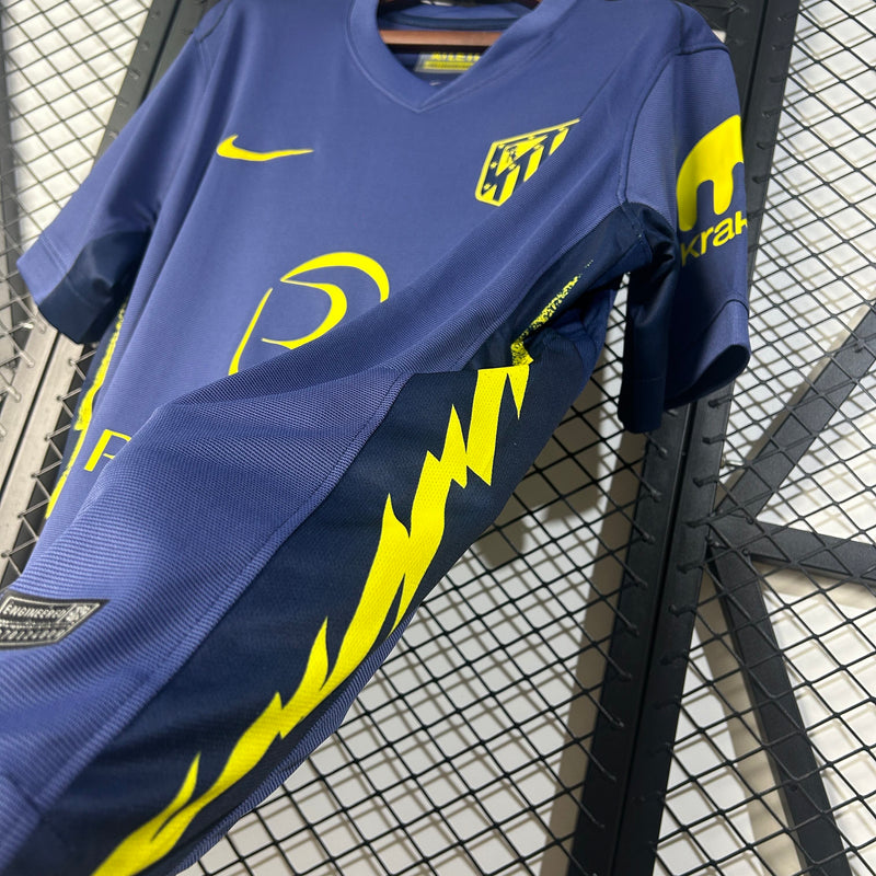 camisa-camiseta-atletico-de-madrid-nike-riyadh-air-versao-torcedor-masculina-25-26-away-fora-ii-secundaria-2-branca-branco-amarela-amarelo-azul-vermelha-vermel_6