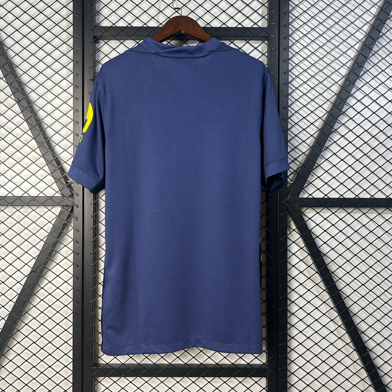 camisa-camiseta-atletico-de-madrid-nike-riyadh-air-versao-torcedor-masculina-25-26-away-fora-ii-secundaria-2-branca-branco-amarela-amarelo-azul-vermelha-vermel_7