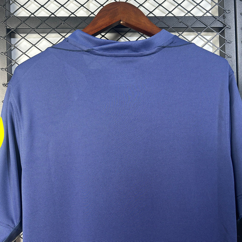 camisa-camiseta-atletico-de-madrid-nike-riyadh-air-versao-torcedor-masculina-25-26-away-fora-ii-secundaria-2-branca-branco-amarela-amarelo-azul-vermelha-vermel_8