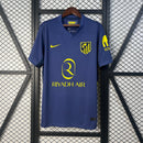 camisa-camiseta-atletico-de-madrid-nike-riyadh-air-versao-torcedor-masculina-25-26-away-fora-ii-secundaria-2-branca-branco-amarela-amarelo-azul-vermelha-vermelho_1