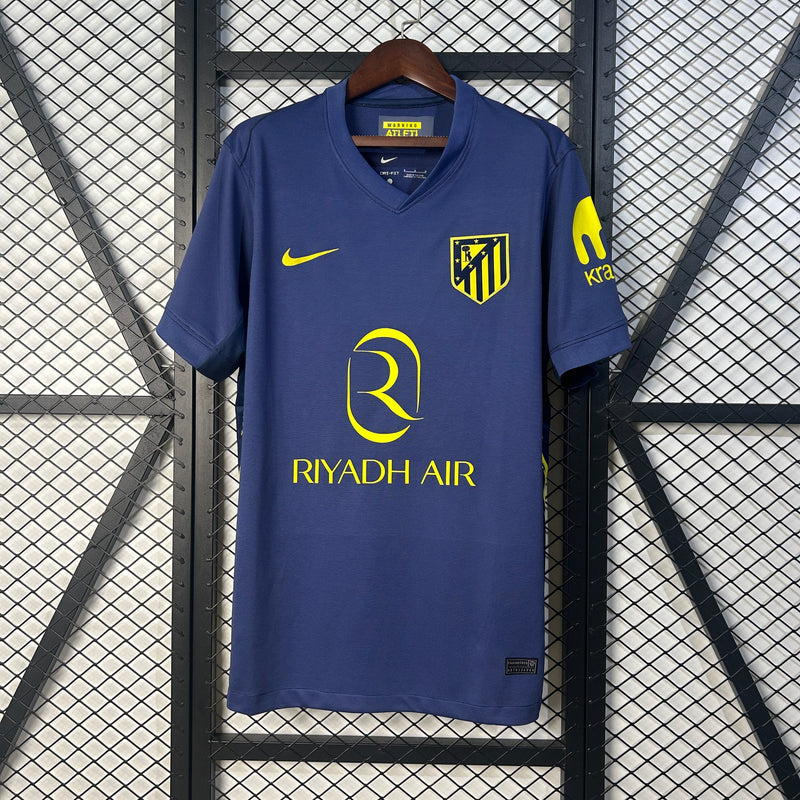 camisa-camiseta-atletico-de-madrid-nike-riyadh-air-versao-torcedor-masculina-25-26-away-fora-ii-secundaria-2-branca-branco-amarela-amarelo-azul-vermelha-vermelho_1