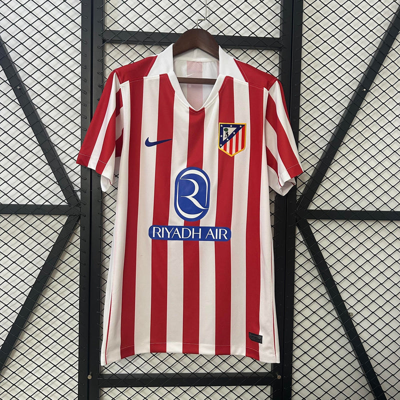 camisa-camiseta-atletico-de-madrid-nike-riyadh-air-versao-torcedor-masculina-25-26-home-casa-i-principal-1-branca-branco-preta-preto-azul-vermelha-vermelho_1