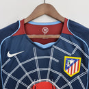 camisa-camiseta-atletico-de-madrid-nike-spider-man-2-homem-aranha-versao-versao-torcedor-masculina-04-05-away-fora-ii-secundaria-2-vermelha-branca-vermelho-branco-azul-retro-retro_5