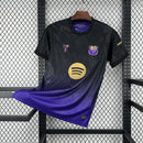 camisa-camiseta-barcelona-kobe-bryant-nike-spotify-versao-torcedor-masculina-26-27-away-fora-secundaria-ii-2-preta-preto-roxa-roxo_1