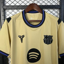 camisa-camiseta-barcelona-kobe-sheath-mamba-mentality-bryant-spotify-versao-torcedor-masculina-25-26-away-fora-ii-secundaria-2-azul-preta-preto-amarela-amarelo-bege