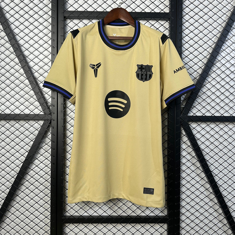 camisa-camiseta-barcelona-kobe-sheath-mamba-mentality-bryant-spotify-versao-torcedor-masculina-25-26-away-fora-ii-secundaria-2-azul-preta-preto-amarela-amarelo-bege_1