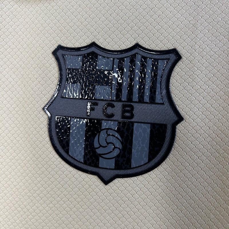 camisa-camiseta-barcelona-kobe-sheath-mamba-mentality-bryant-spotify-versao-torcedor-masculina-25-26-away-fora-ii-secundaria-2-azul-preta-preto-amarela-amarelo-bege_4
