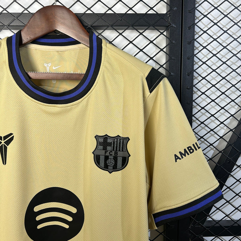 camisa-camiseta-barcelona-kobe-sheath-mamba-mentality-bryant-spotify-versao-torcedor-masculina-25-26-away-fora-ii-secundaria-2-azul-preta-preto-amarela-amarelo-bege_5