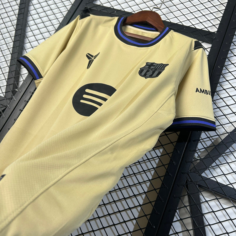 camisa-camiseta-barcelona-kobe-sheath-mamba-mentality-bryant-spotify-versao-torcedor-masculina-25-26-away-fora-ii-secundaria-2-azul-preta-preto-amarela-amarelo-bege_6