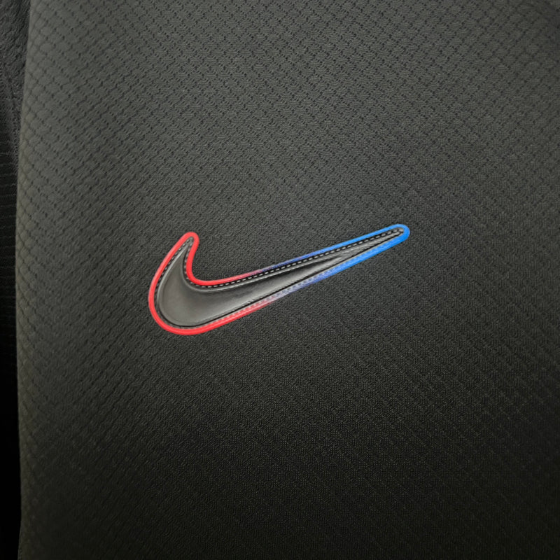 camisa-camiseta-barcelona-nike-spotify-versao-torcedor-masculina-24-25-edicao-especial-travis-scott-grena-azul-preta-preto-vermelha-vermelho_3
