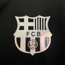 camisa-camiseta-barcelona-nike-versao-versao-torcedor-masculina-24-25-edicao-edicao-especial-balmain-paris-preta-branca-preto-branco-refletiva-detalhes-refletivos_1