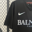 camisa-camiseta-barcelona-nike-versao-versao-torcedor-masculina-24-25-edicao-edicao-especial-balmain-paris-preta-branca-preto-branco-refletiva-detalhes-refletivos_2