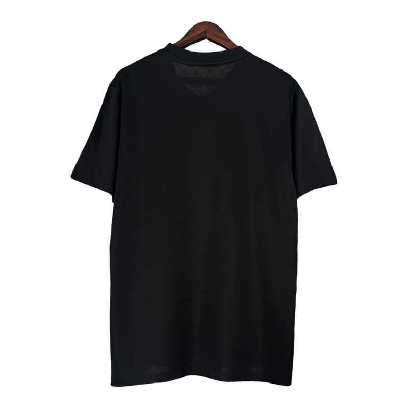 camisa-camiseta-barcelona-nike-versao-versao-torcedor-masculina-24-25-edicao-edicao-especial-balmain-paris-preta-branca-preto-branco-refletiva-detalhes-refletivos_2