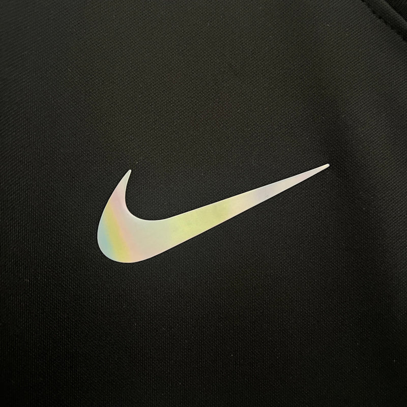 camisa-camiseta-barcelona-nike-versao-versao-torcedor-masculina-24-25-edicao-edicao-especial-balmain-paris-preta-branca-preto-branco-refletiva-detalhes-refletivos_4