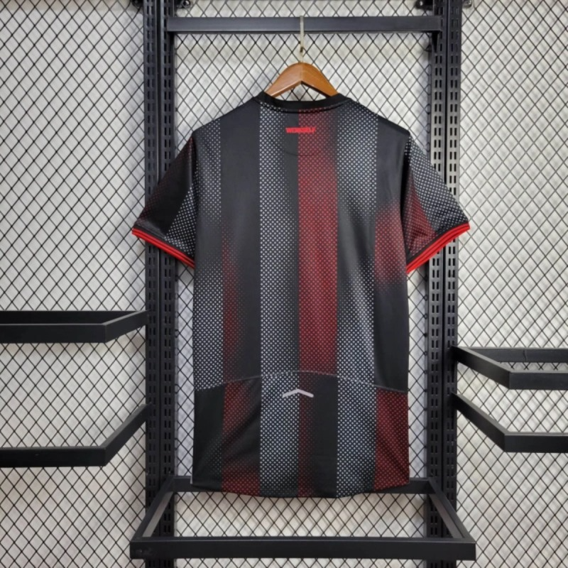 camisa-camiseta-bayer-leverkusen-04-nb-new-balance-barmenia-gothaer-versao-torcedor-masculina-25-26-home-casa-i-principal-1-vermelha-vermelho-preta-preto-cinza-branco_1_4