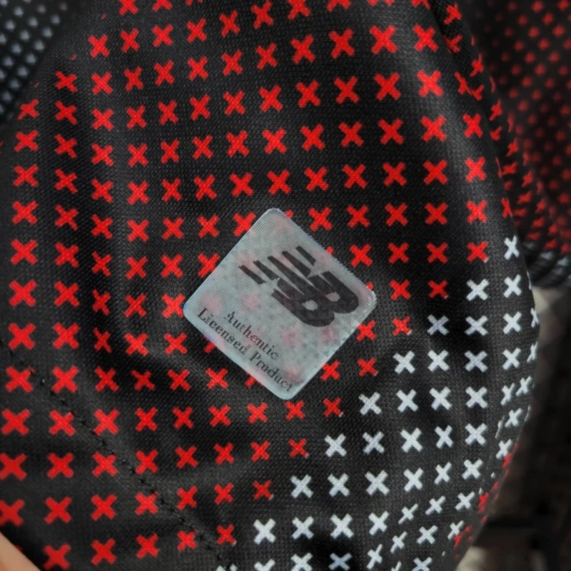 camisa-camiseta-bayer-leverkusen-04-nb-new-balance-barmenia-gothaer-versao-torcedor-masculina-25-26-home-casa-i-principal-1-vermelha-vermelho-preta-preto-cinza-branco_1_6