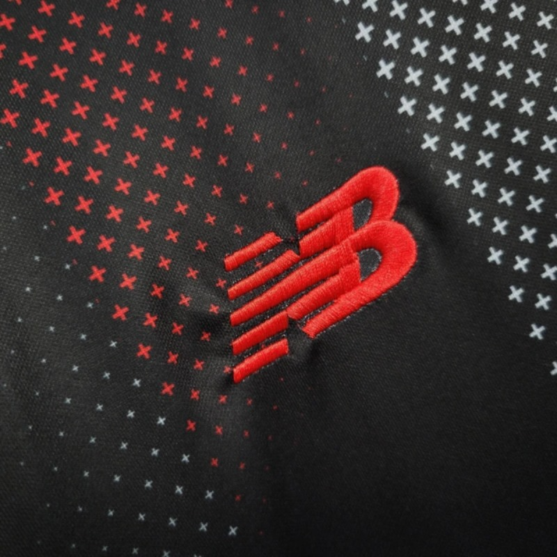 camisa-camiseta-bayer-leverkusen-04-nb-new-balance-barmenia-gothaer-versao-torcedor-masculina-25-26-home-casa-i-principal-1-vermelha-vermelho-preta-preto-cinza-branco_1_9
