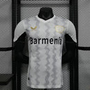 camisa-camiseta-bayer-leverkusen-castore-barmenia-versao-versao-jogador-masculina-24-25-away-fora-ii-secundaria-2-branca-branco-dourado-dourada_1
