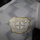 camisa-camiseta-bayer-leverkusen-castore-barmenia-versao-versao-jogador-masculina-24-25-away-fora-ii-secundaria-2-branca-branco-dourado-dourada_2