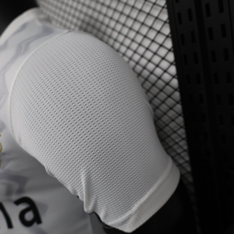 camisa-camiseta-bayer-leverkusen-castore-barmenia-versao-versao-jogador-masculina-24-25-away-fora-ii-secundaria-2-branca-branco-dourado-dourada_3