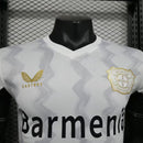 camisa-camiseta-bayer-leverkusen-castore-barmenia-versao-versao-jogador-masculina-24-25-away-fora-ii-secundaria-2-branca-branco-dourado-dourada_4