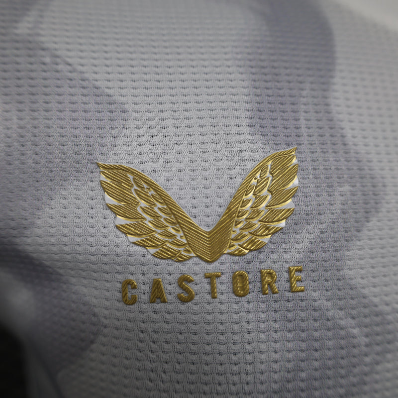 camisa-camiseta-bayer-leverkusen-castore-barmenia-versao-versao-jogador-masculina-24-25-away-fora-ii-secundaria-2-branca-branco-dourado-dourada_6