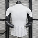 camisa-camiseta-bayer-leverkusen-castore-barmenia-versao-versao-jogador-masculina-24-25-away-fora-ii-secundaria-2-branca-branco-dourado-dourada_7