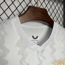 camisa-camiseta-bayer-leverkusen-castore-barmenia-versao-versao-torcedor-masculina-24-25-away-fora-ii-secundaria-2-branca-branco-dourado-dourada_4