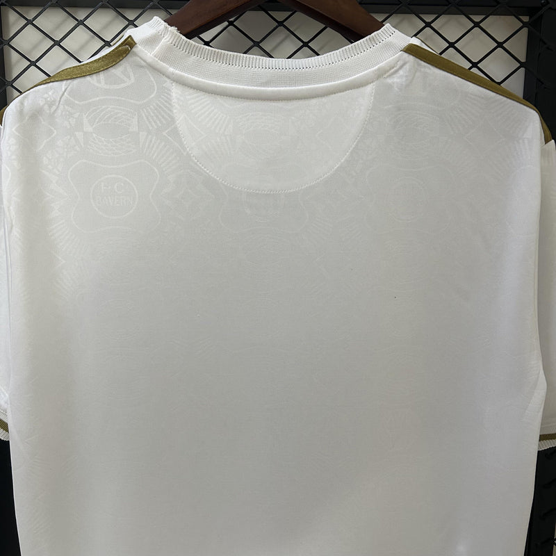 camisa-camiseta-bayern-munchen-adidas-T-versao-torcedor-masculina-25-26-edicao-especial-125-anos-vermelha-vermelho-dourada-dourado-branco-branca_3