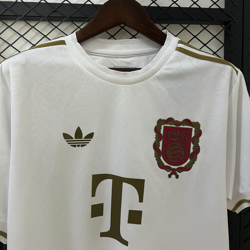 camisa-camiseta-bayern-munchen-adidas-T-versao-torcedor-masculina-25-26-edicao-especial-125-anos-vermelha-vermelho-dourada-dourado-branco-branca_5
