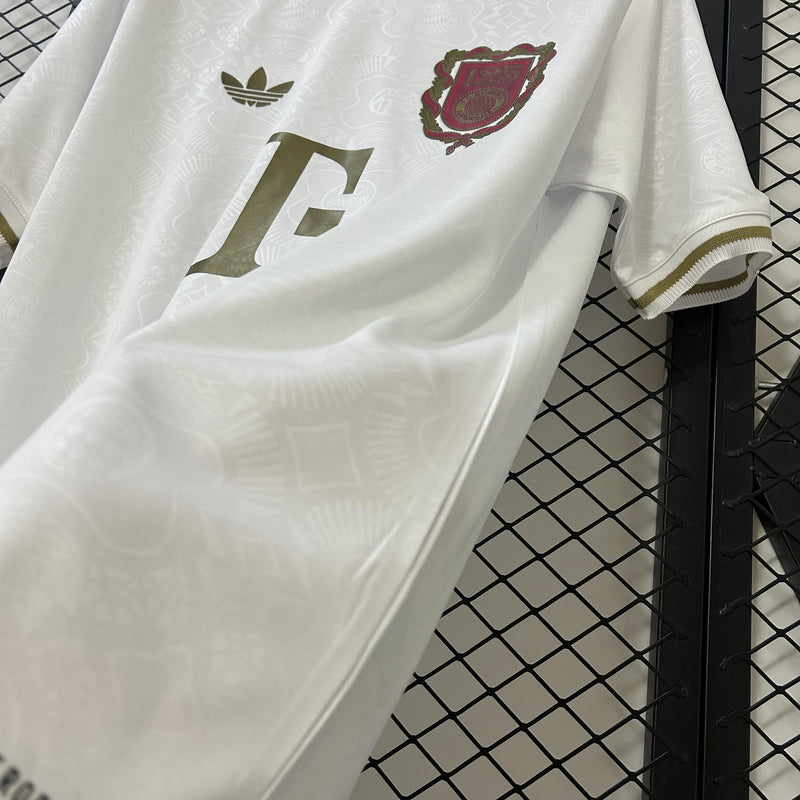 camisa-camiseta-bayern-munchen-adidas-T-versao-torcedor-masculina-25-26-edicao-especial-125-anos-vermelha-vermelho-dourada-dourado-branco-branca_6