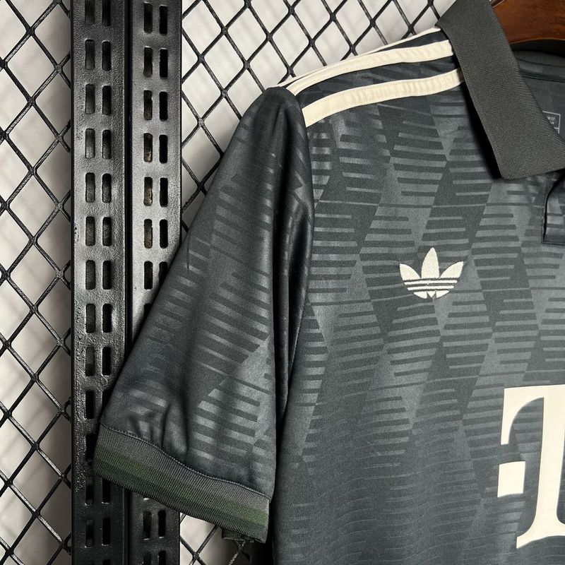camisa-camiseta-bayern-munchen-adidas-T-versao-versao-torcedor-masculina-24-25-edicao-edicao-especial-oktoberfest-preta-preto-bege-branca-branco_4