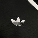 camisa-camiseta-bayern-munchen-adidas-T-versao-versao-torcedor-masculina-24-25-treino-preta-preto-branca-branco_7