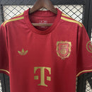 camisa-camiseta-bayern-munchen-adidas-T-versao-versao-torcedor-masculina-25-26-edicao-edicao-especial-125-anos-vermelha-vermelho-dourada-dourado_7