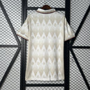 camisa-camiseta-bayern-munchen-adidas-T-versao-versao-torcedor-masculina-25-26-edicao-edicao-especial-vermelha-vermelho-dourada-dourado-bege-branca-branco_7